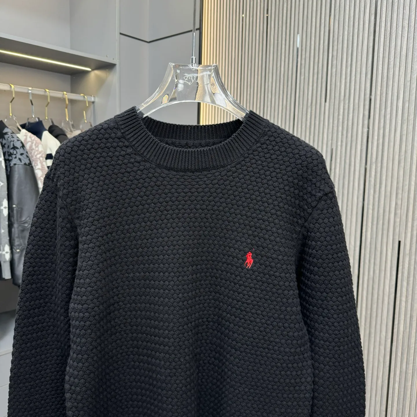 P290 Ralph Lauren 25FW crew neck sweater. The fabric is made of top-quality cashmere yarn. The new autumn and winter Oblique jacquard knitted cashmere sweater has a double-sided wearable design and is made of high-quality cashmere material. After fine weaving process, it presents a soft and comfortable touch and excellent thermal performance. The iconic Oblique jacquard pattern is perfectly presented through precision knitting technology. It can be worn on both sides, showing different style charms. The round neck design is simple and elegant, suitable for various matching occasions. Exquisite knitting technology ensures that the clothes are not easily deformed and remain crisp and long-lasting. The double-sided design concept reflects LV's perfect balance of practicality and fashion. Each sweater undergoes strict quality inspection to ensure that the quality meets the brand's consistently high standards. This knitted item combines warmth and style, making it an exquisite addition to your autumn and winter wardrobe. Size:S/M/L/XL